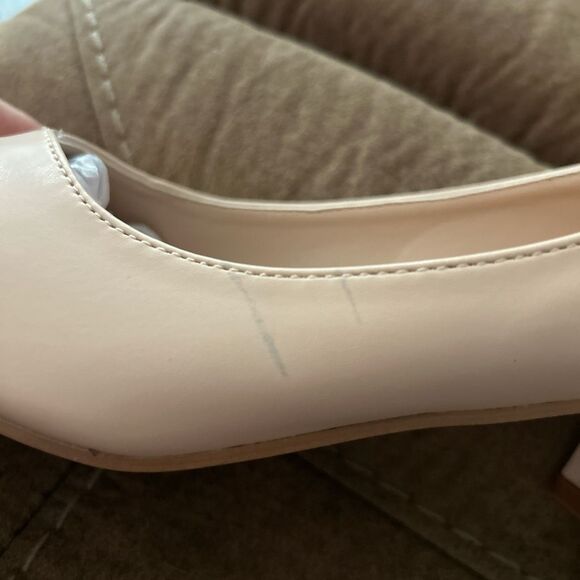 Heez Women's Pumps with Low Chunky Block 2” Heels, Cream. Size 9.5 - Picture 5 of 7